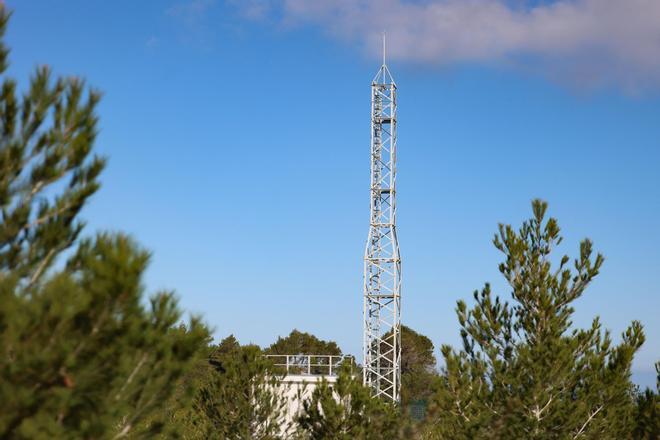 La antena se encuentra en la cima de sa Venda des Mortar, a 346 metros de altura.