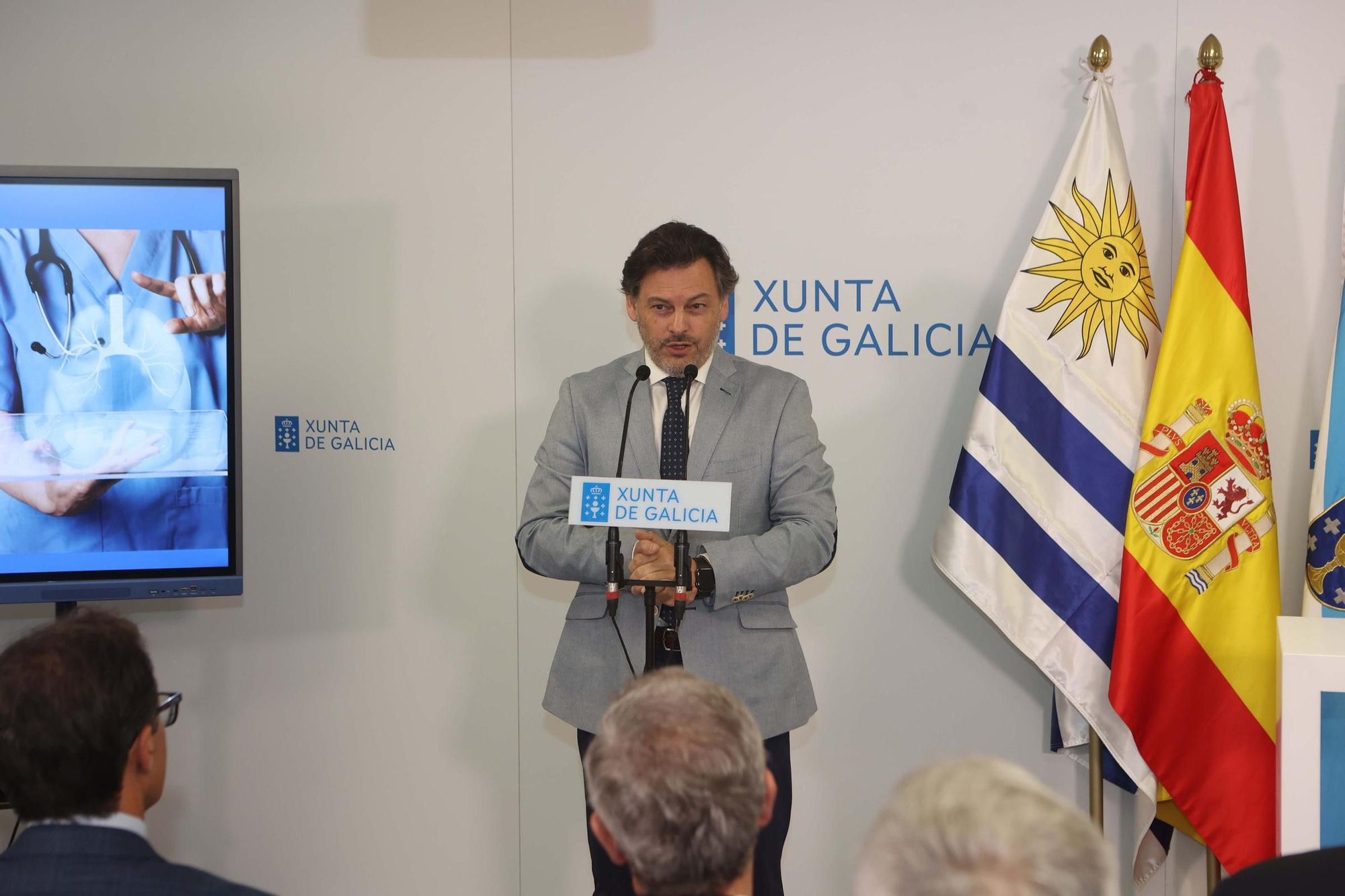La Xunta firma en el Chuac un convenio de colaboración con la asociación española de Socorros Mutuos de Montevideo