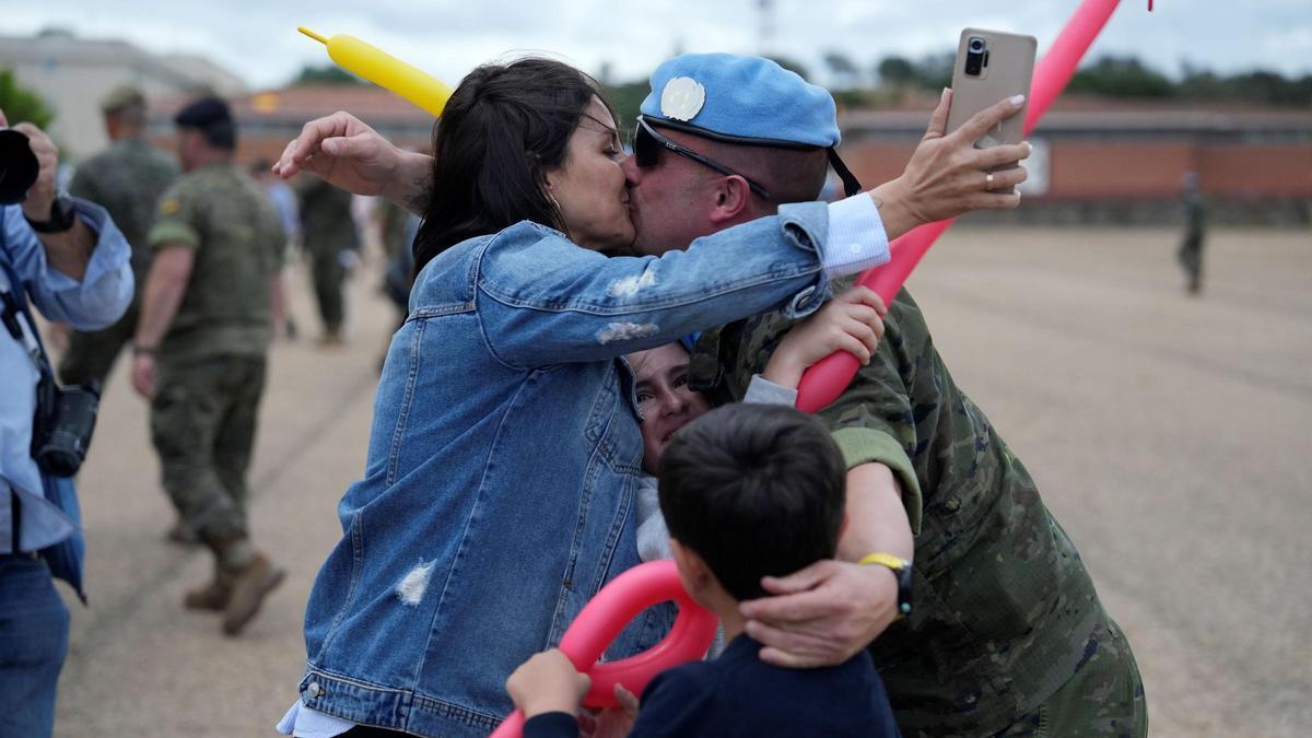 Uno de los primeros 48 militares que regresaron desde Líbano se reencuentra con su familia