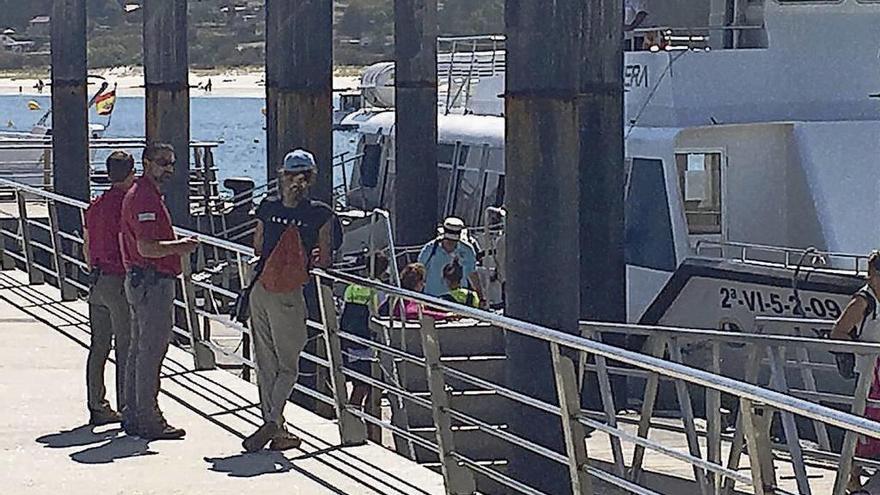 Trabajadores de Parques aguardan el desembarque de turistas para iniciar el control del pasaje. // FdV