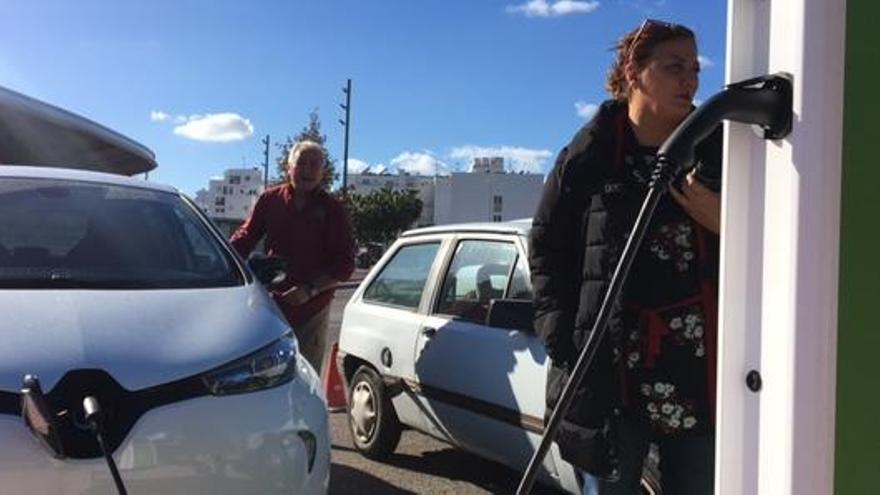 Una mujer carga la batería de su coche eléctrico en uno de los puntos habilitados.