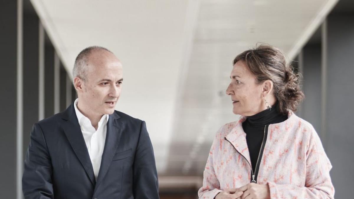 El consejero delegado de Inditex, Óscar García Maceiras, y la directora general de Médicos Sin Fronteras España, Marta Cañas, en la sede central de la multinacional coruñesa, en Arteixo.