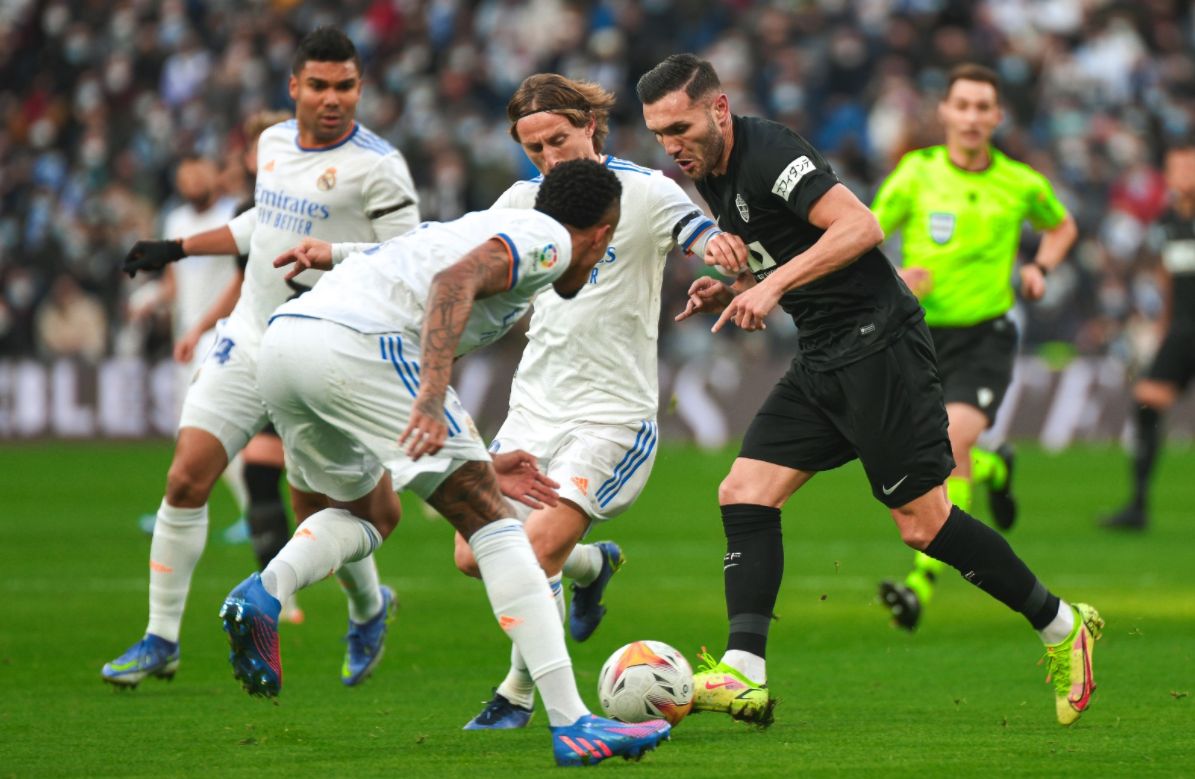 Lucas Pérez pelea un  balón en presencia de Modric, Militao y Casemiro.