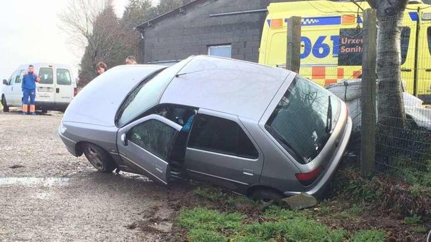 Estado en el que quedó el coche siniestrado en Lugo. // El Progreso