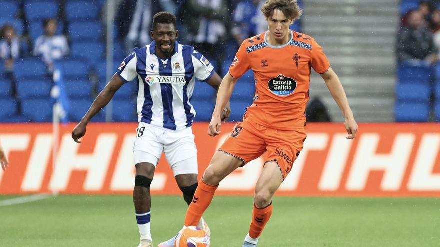 Fer López 
conduce el balón 
ante Traoré. 
|  LOF