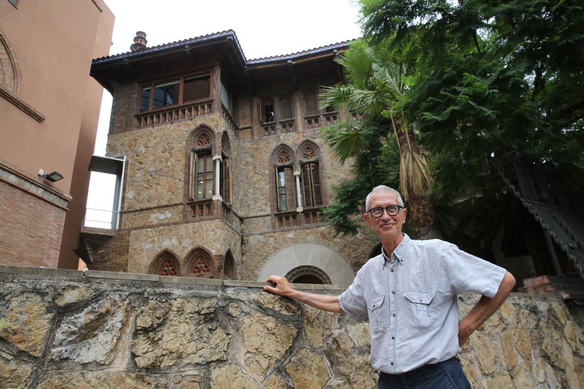 Jaume Fabre, en la Casa Golferichs, esquina salvada de la piqueta en 1972 por el movimiento vecinal.