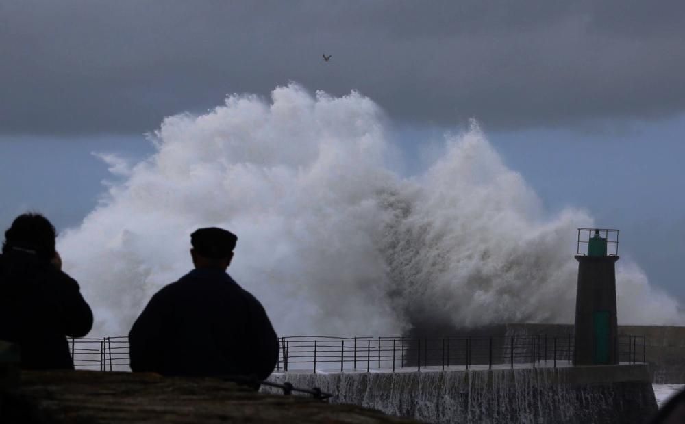 Temporal de olas en Viavélez