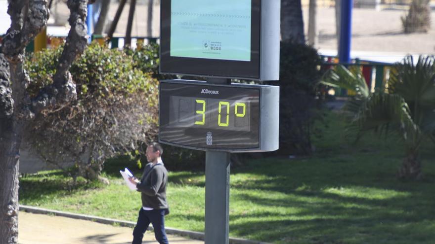 Termómetro en la Plaza de la Opinión. Debido a su exposición al sol marca una temperatura más elevada