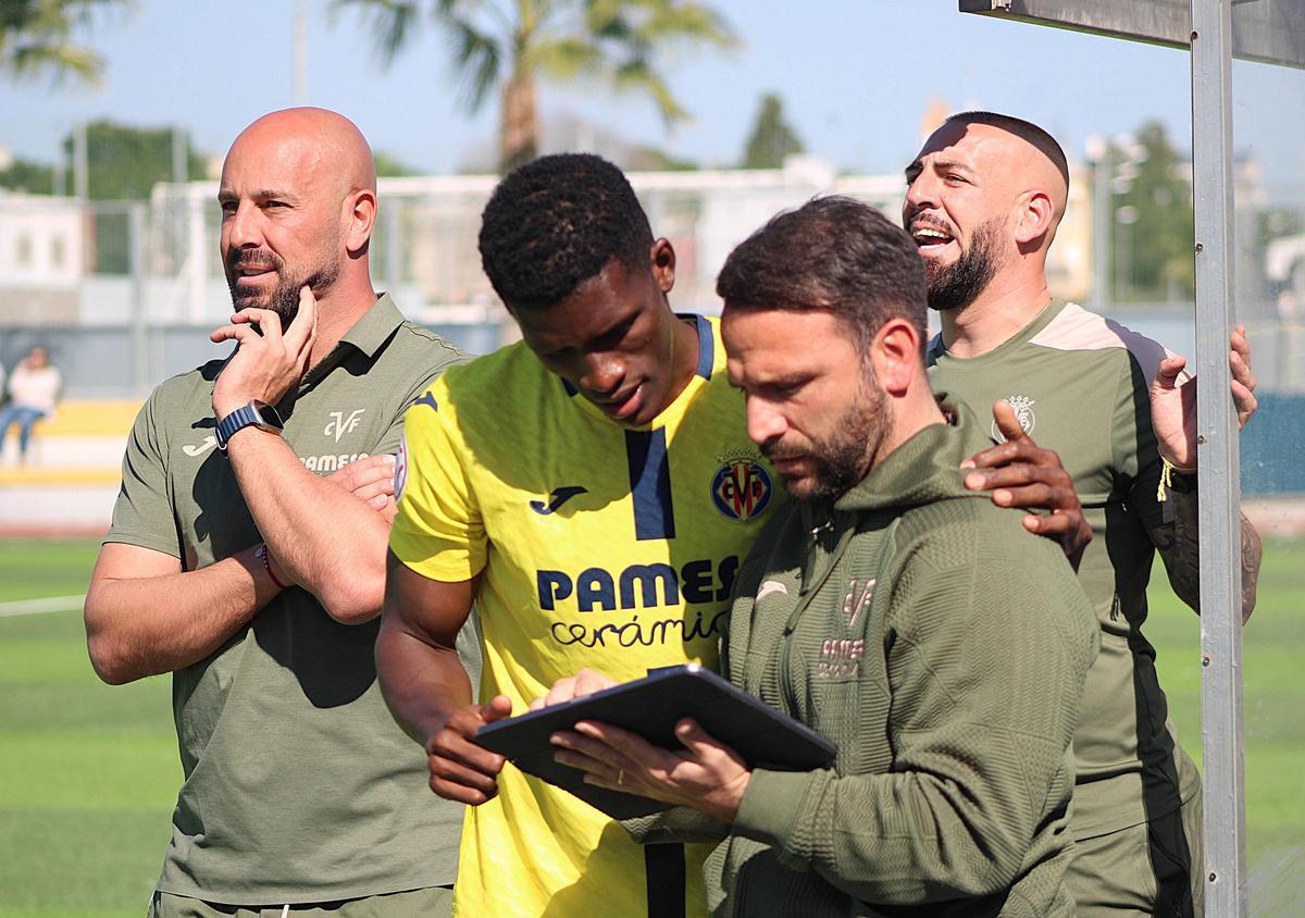 El encuentro se celebra en el Mini Estadi de la Ciudad Deportiva José Manuel Llaneza.