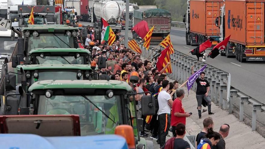 Cortes de tráfico en la Autopista AP-7 durante la huelga general en Cataluña.