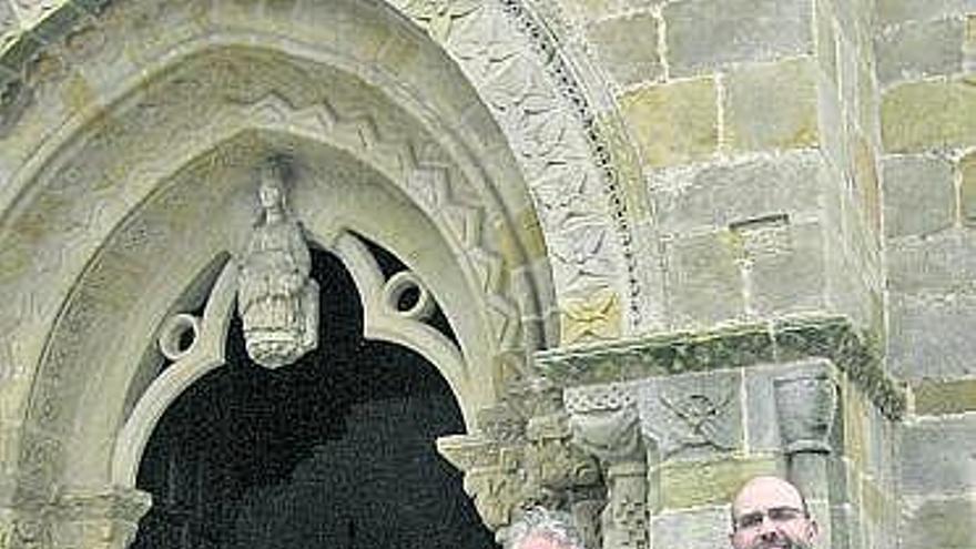 Juan Jurado y Víctor Fernández, frente a la iglesia de la Oliva.