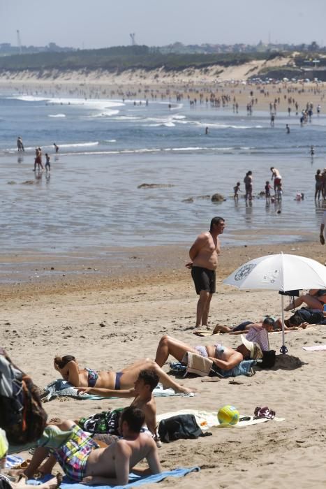 Bañistas en la playa de Salinas