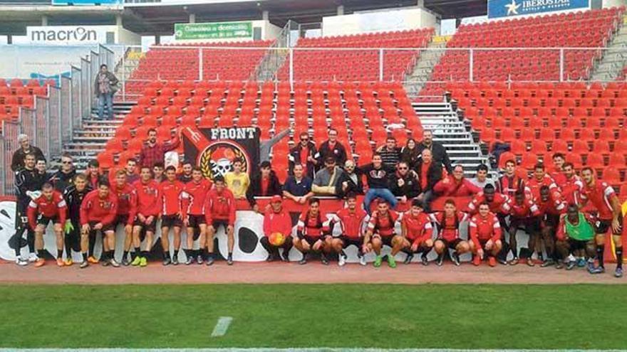 Una veintena de mallorquinistas animaron ayer al equipo en el último entrenamiento celebrado en el Iberostar Estadio antes del partido ante el Bilbao Athletic. Los jugadores posaron con ellos tras el trabajo.