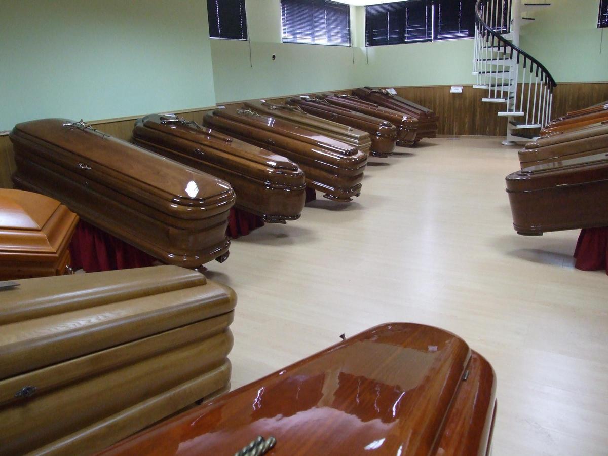 Varios ataúdes.
