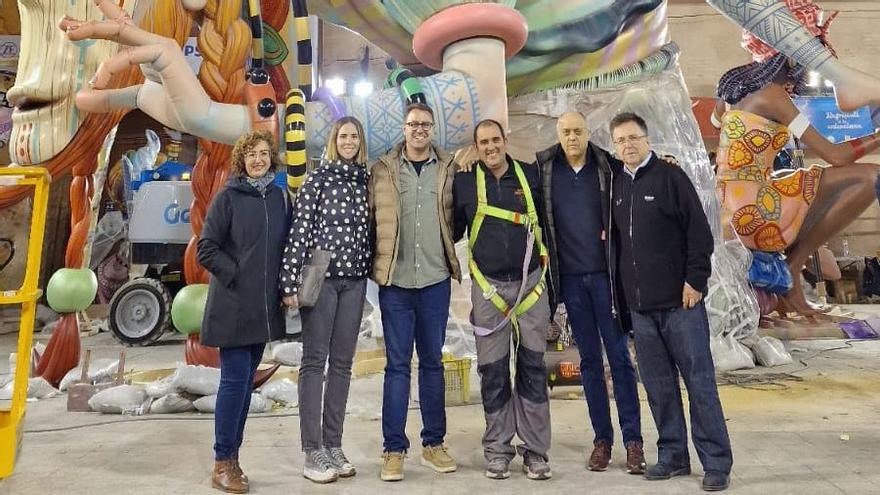 Falleros de Xàtiva y del Pilar, ante el monumento fallero de la comisión valenciana.