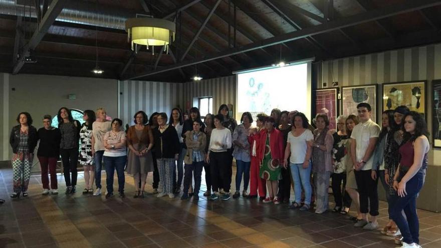 Foto de familia de las premiadas, ayer, en Cangas de Onís.