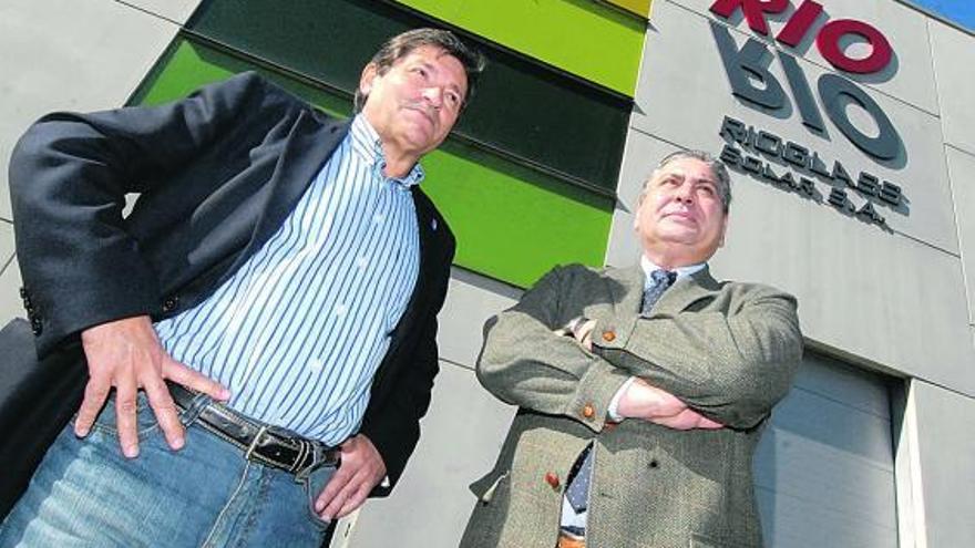 Javier Fernández y Fermín Miranda, directivo de la firma Rioglass. / fernando geijo