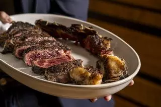 El asador de carretera que hace una oda al producto, a la brasa y al fuego al pie de la A-1