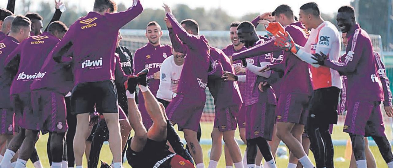 Luis García acaba sobre el césped tras la felicitación de sus jugadores