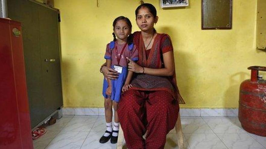 Una madre india y su hija, el mes pasado en Mumbai.