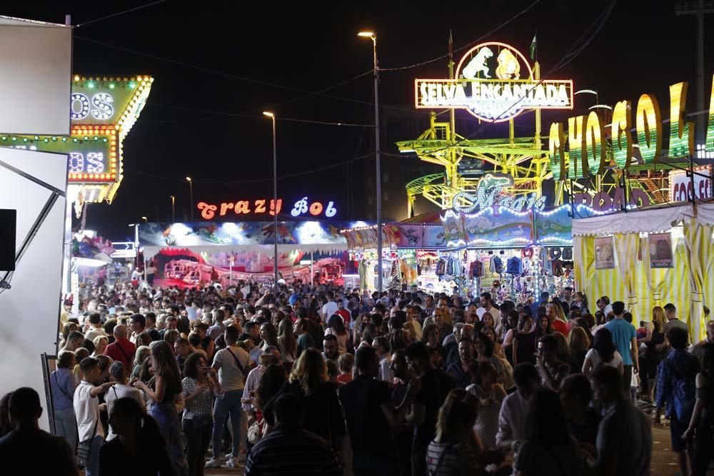 Luces y fuegos artificiales dan inicio a la Feria