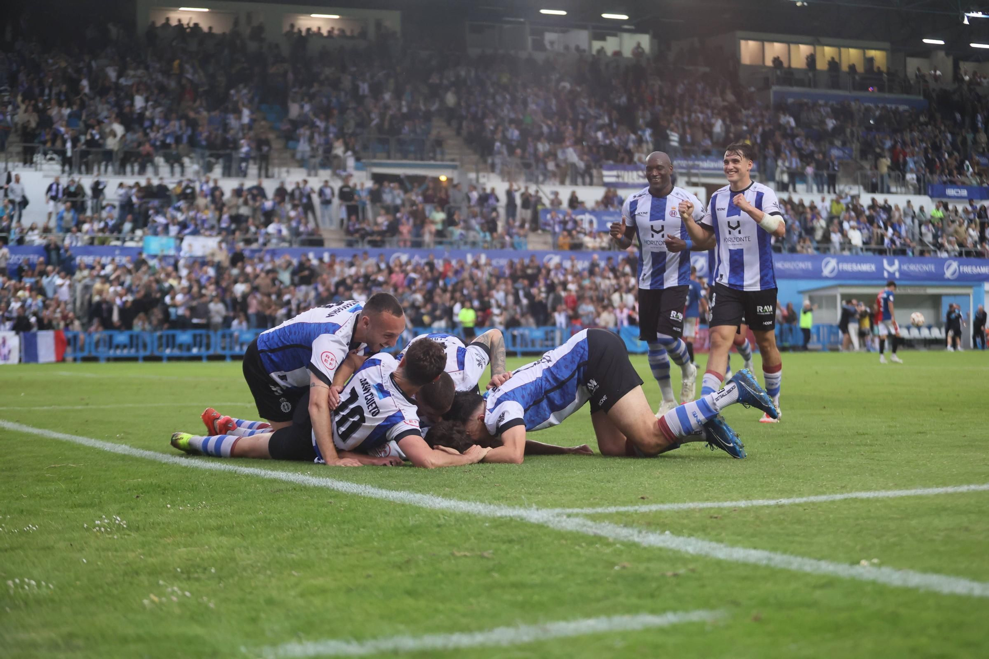 EN IMÁGENES: La final por el ascenso entre Avilés y Rayo Majadahonda vivida en el Suárez Puerta