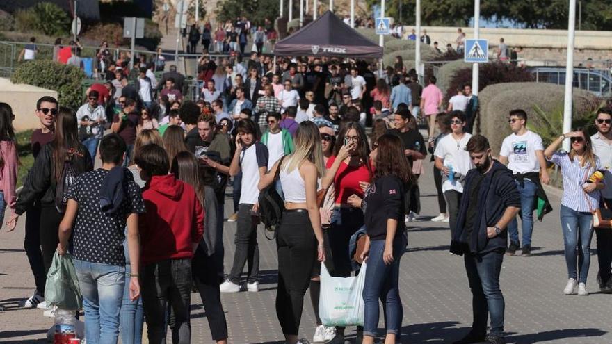 Centenares de estudiantes en la bienvenida de la UPCT