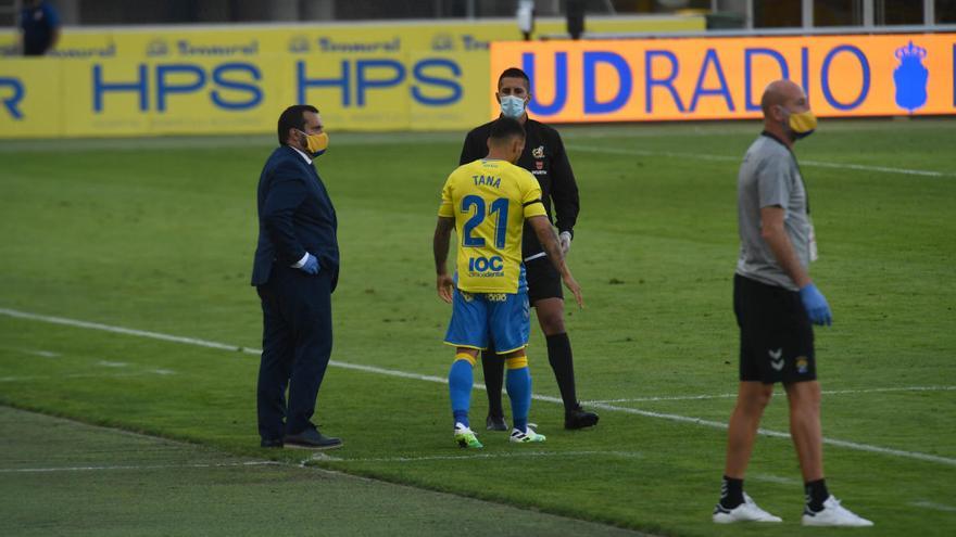 Tana, antes de entrar al campo en el choque contra el Girona.