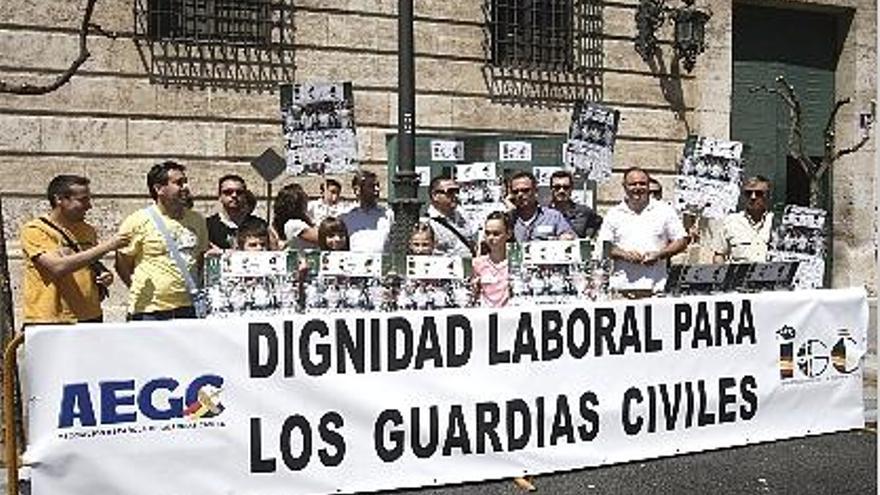 Una quincena de guardias civiles se manifestó ayer en la Plaza del Temple de Valencia.