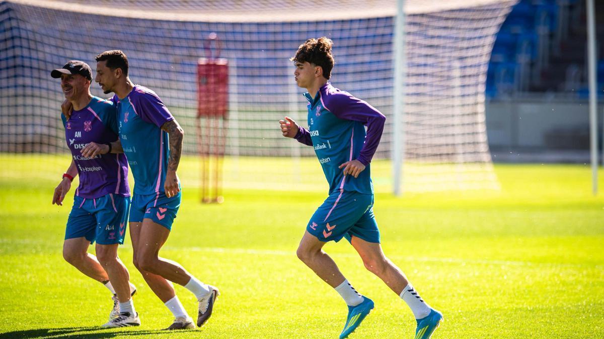 Dani Fernández, en el entrenamiento de este jueves en el estadio.