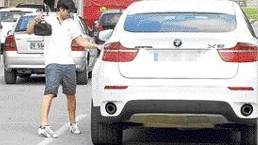 Banega abandona la ciudad deportiva con un BMW X6.