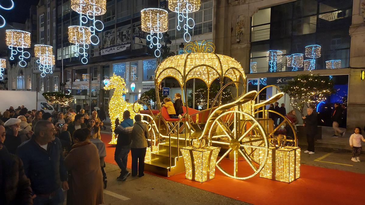 Carroza iluminada de la Navidad de Vigo que se ubica en el acceso a Porta do Sol.