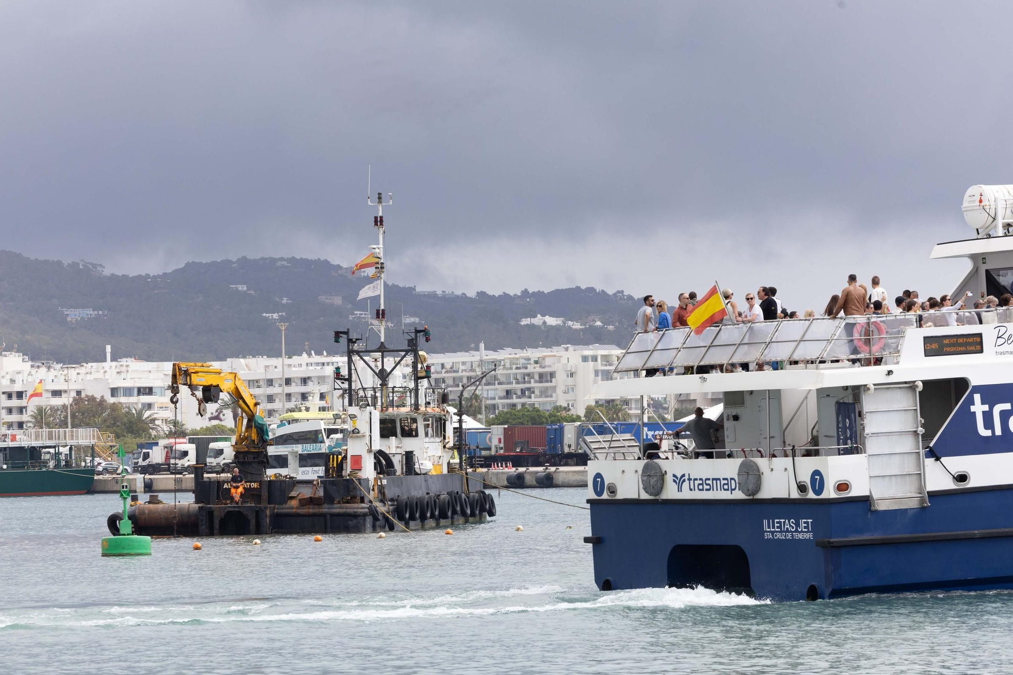Preocupación por unos trabajos de dragado en pleno puerto de Ibiza