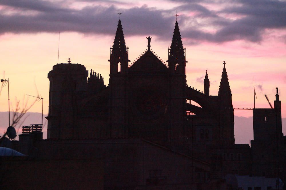 Más de 500 personas admiran el solsticio de invierno en la Seu