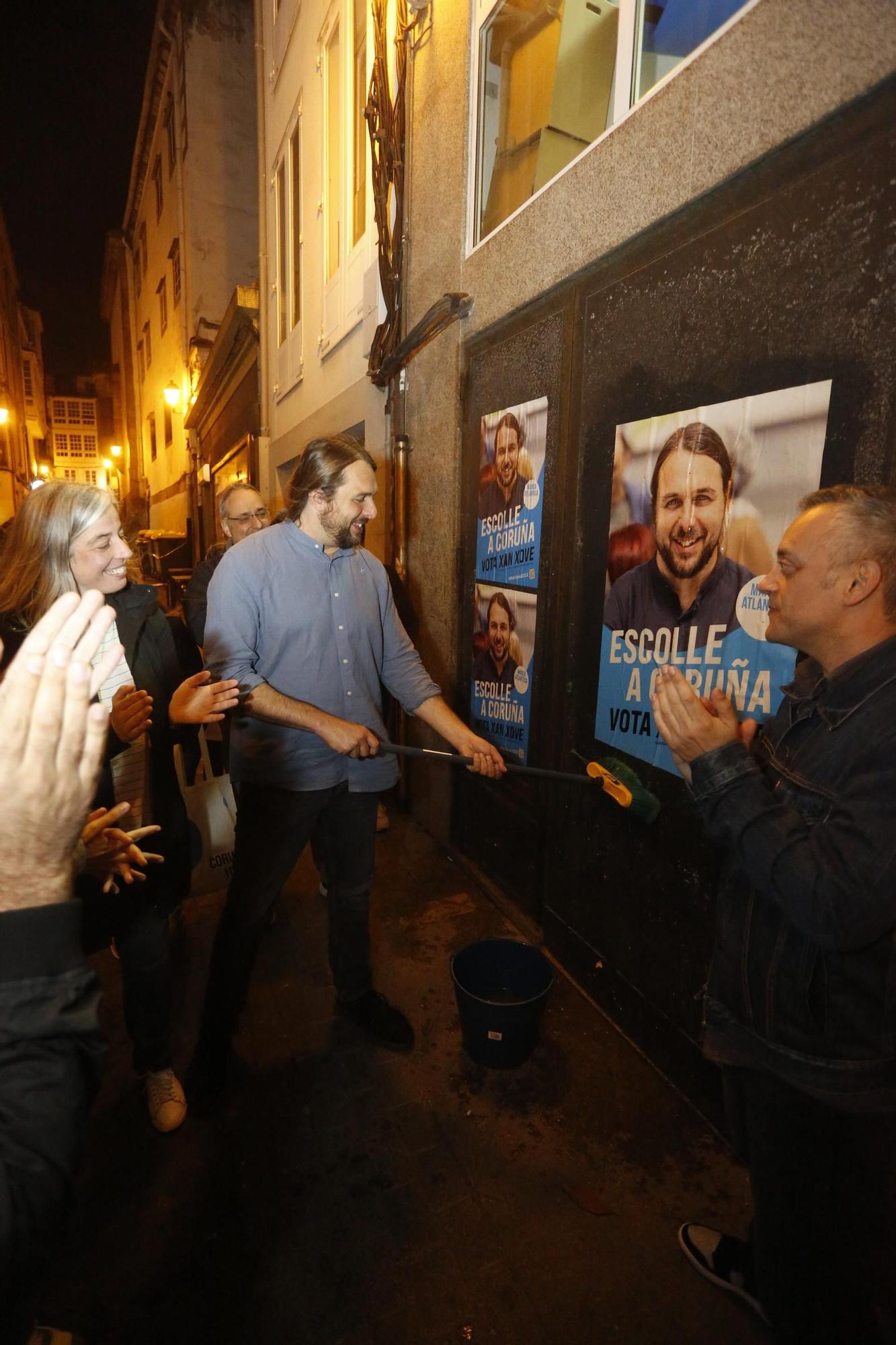 Arranca la campaña electoral: pegada de carteles de Marea Atlántica