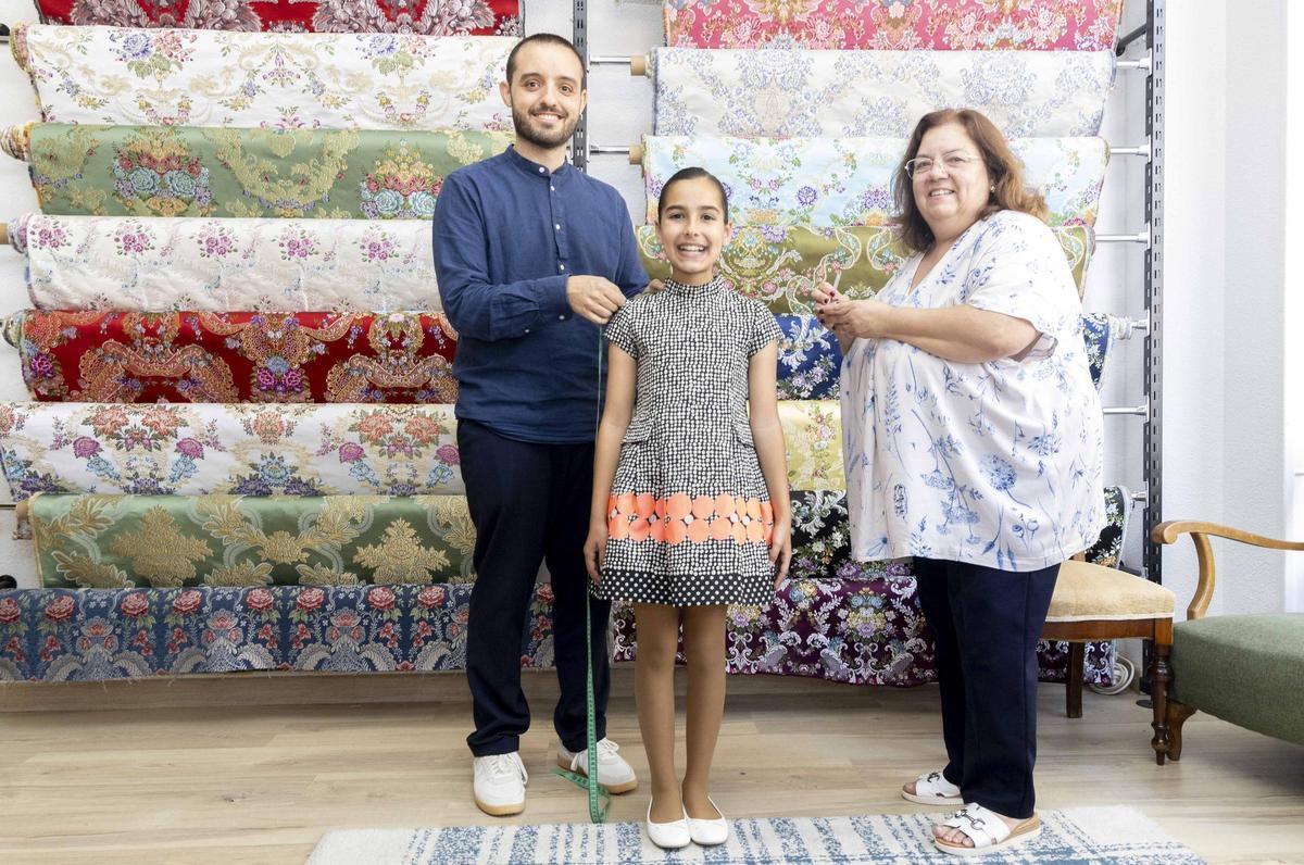 Tradición a medida: la Bellea del Foc Infantil y sus damas inician el camino hacia sus trajes oficiales