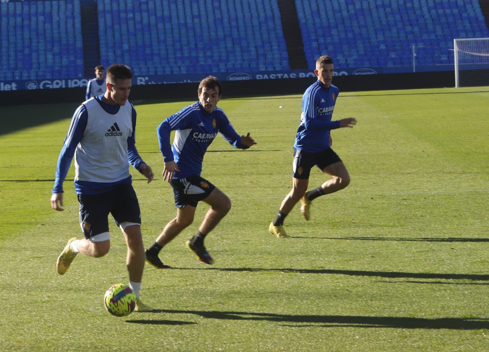 Entrenamiento a puerta abierta del Real Zaragoza en La Romareda (04/01/2023)