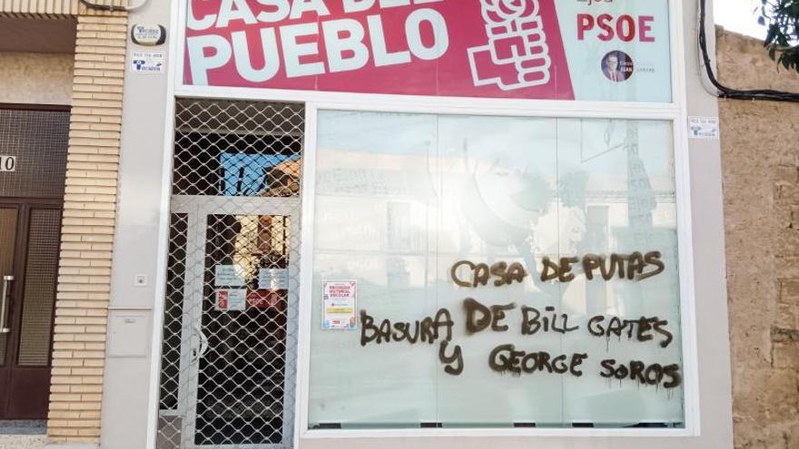 La fachada de la Casa del pueblo, la sede del PSOE en Ejea, amaneció ayer con estas pintadas. | PSOE EJEA TWITTER