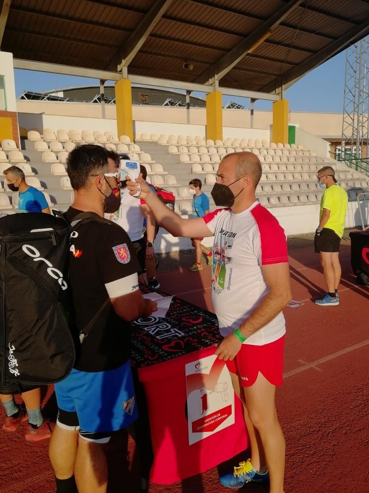 Alfonso Bastos y Katherine Mills ganan en Baena el primer triatlón cordobés tras el confinamiento