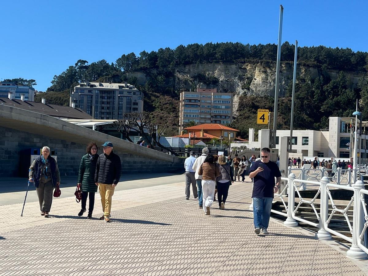 Paseantes por Salinas (Castrillón), este viernes.