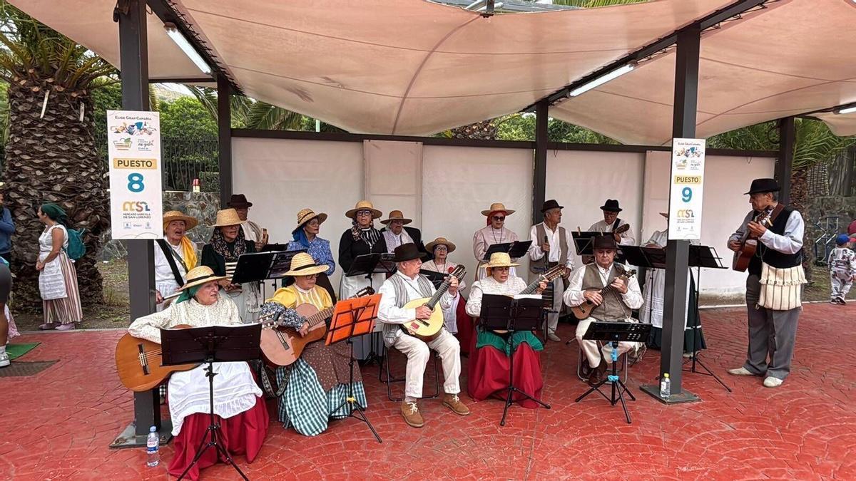Celebración del Día de Canarias en el Mercado de San Lorenzo.