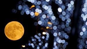 zentauroepp41179530 the full moon is pictured behind christmas lights in marseil171204083944