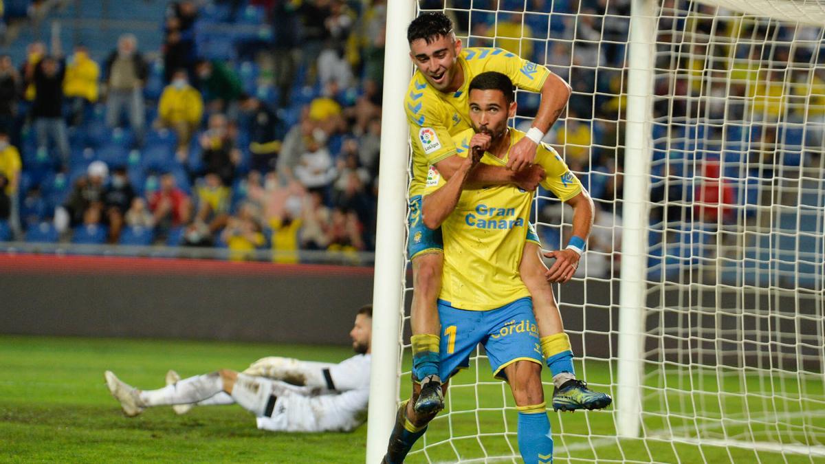 Moleiro, baja este sábado, celebra un gol con Benito Ramírez ante el Alcorcón.