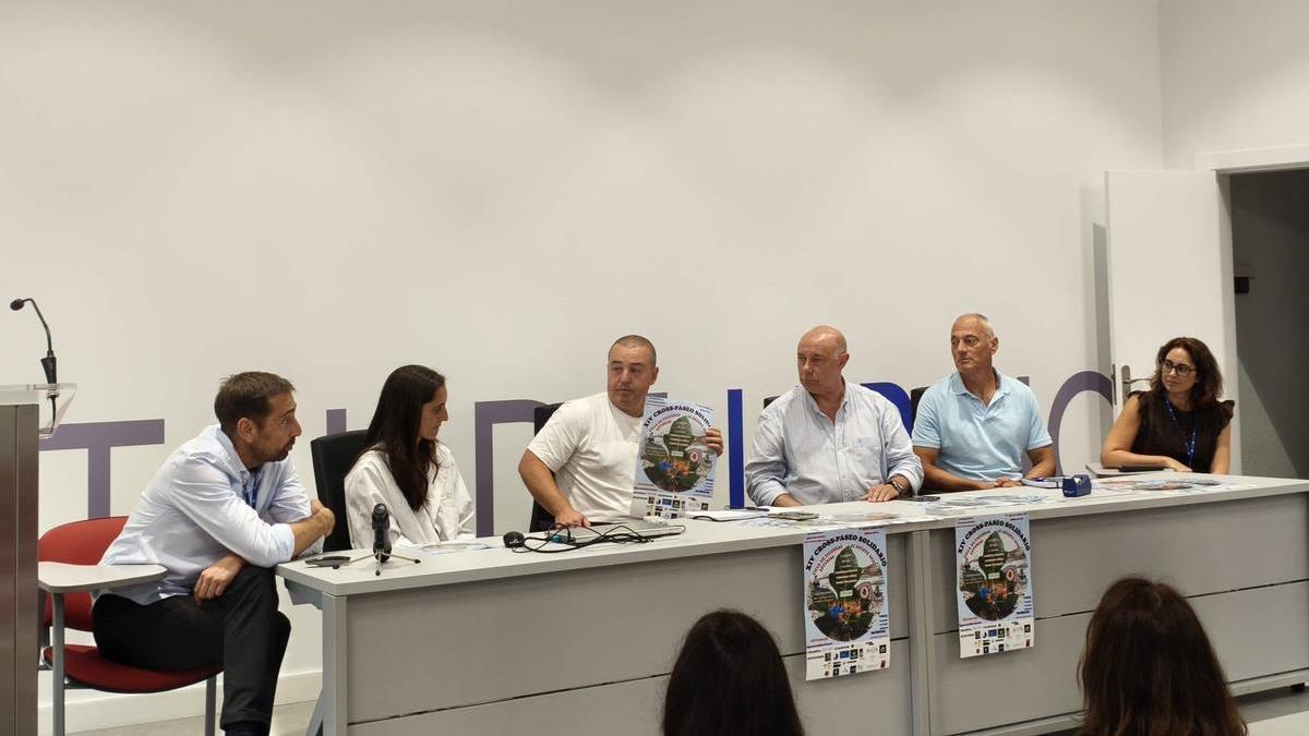 Un momento de la presentación, en el salón de actos del hospital. Po rla izquierda, Pedro Jiménez, Rocío Jiménez,  Manuel Guerra, Francisco Vinjoy, Antón Rodríguez y Verónica Rodríguez.