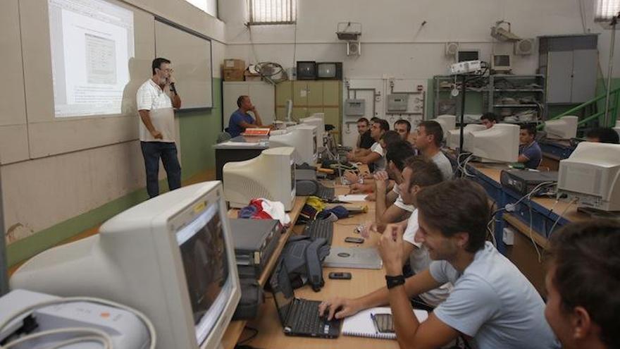 Las posibilidades de lograr un contrato y mayor sueldo aumentan con el nivel de estudios.