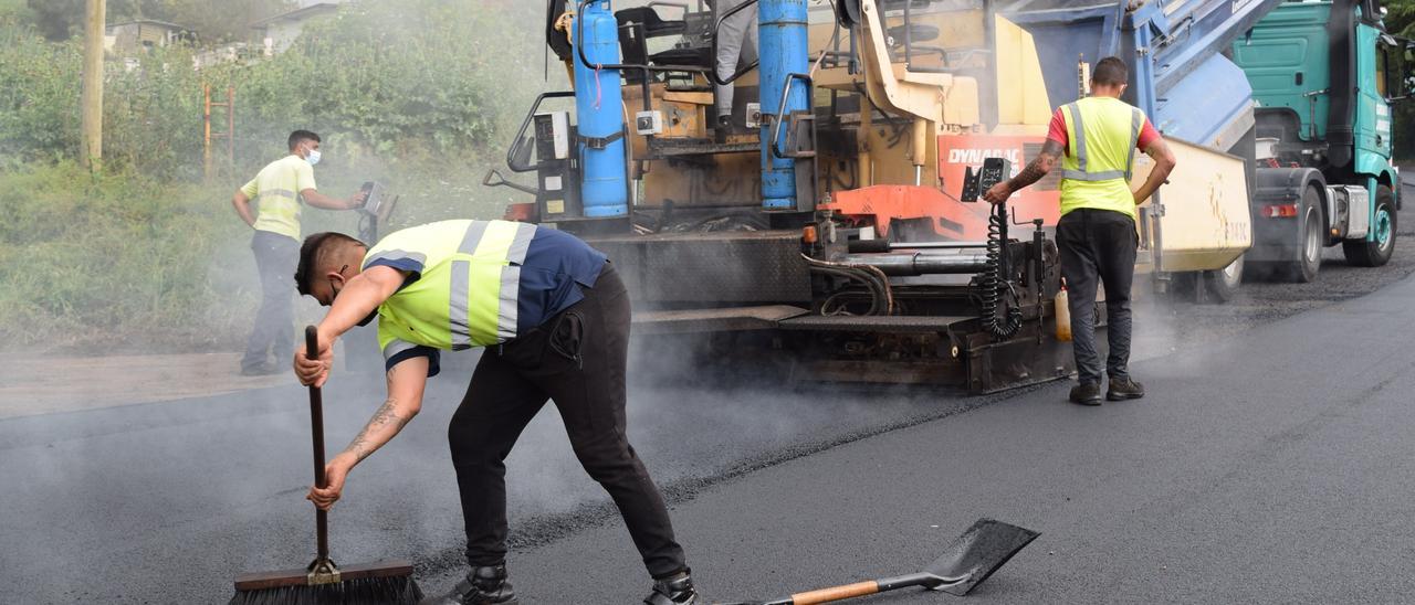 Operarios en las obras de reasfaltado de varias calles de La Laguna.