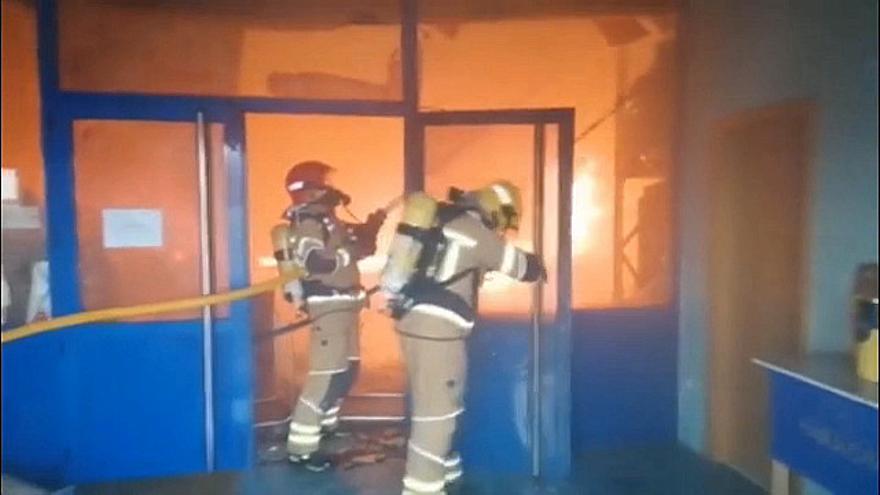 Los bomberos se adentraron en la boca del fuego para apagar el incendio de esta nave en Lugo.