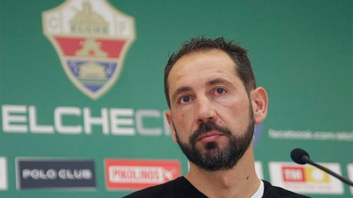 Pablo Machín, entrenador del Elche, con semblante serio en rueda de prensa