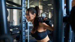 Mujer en el gimnasio.