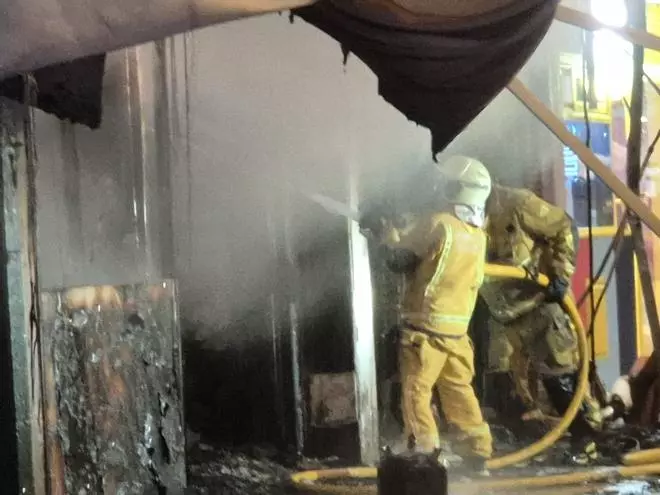 FOTOS | Alarma por un incendio en un restaurante del Paseo Marítmo